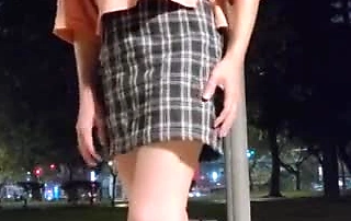 【伪娘】婷萱在野外放尿手冲