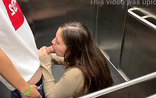 Me encuentro a mi vecina cachonda en el elevador y terminamos follando. NOS PILLAN