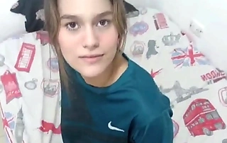 encuentro a mi hermanastra con mi ropa puesta y se la quito hasta terminar follandomela