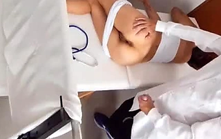 Ginecologista passa gel anestésico e enfia dedo no cu e na buceta da paciente!