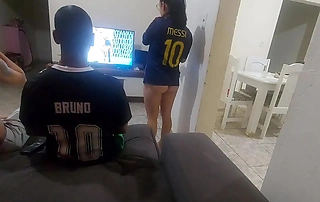 tive que fazer sexo com amigo do meu marido por causa de uma aposta, mas fiquei com tesão e acabei fazendo DP com os dois